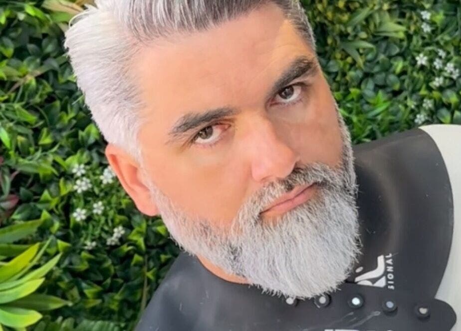 Experto en estilo masculino en Abrahan Rey, La Reina, Región Metropolitana, CL, rodeado de vegetación fresca.