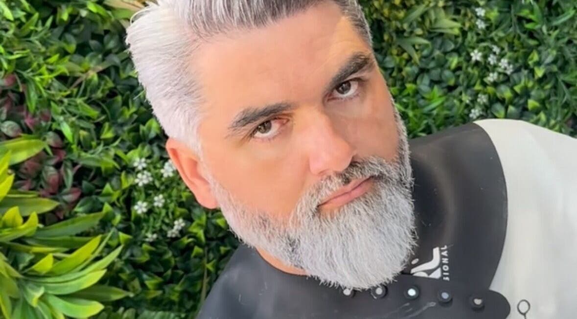 Experto en estilo masculino en Abrahan Rey, La Reina, Región Metropolitana, CL, rodeado de vegetación fresca.