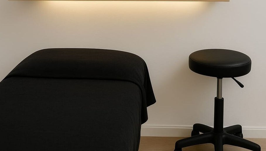 Sala de tratamientos con cama y taburete en Nela clinics, Castelar, Provincia De Buenos Aires, AR.