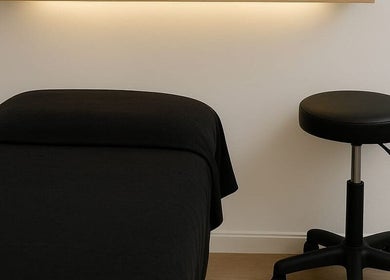 Sala de tratamientos con cama y taburete en Nela clinics, Castelar, Provincia De Buenos Aires, AR.