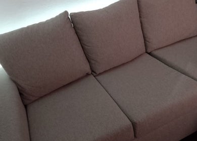 Sofá cómodo en Nela clinics, Castelar, Provincia De Buenos Aires, AR, ideal para relajarse.