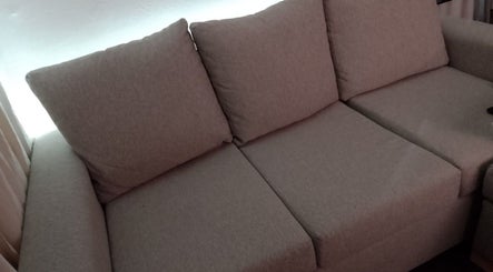 Sofá cómodo en Nela clinics, Castelar, Provincia De Buenos Aires, AR, ideal para relajarse.