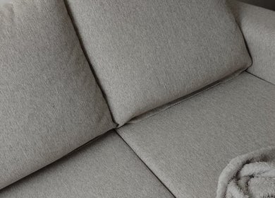 Espacioso sofá gris en Nela clinics, Castelar, Provincia De Buenos Aires, AR, ideal para relajarse.