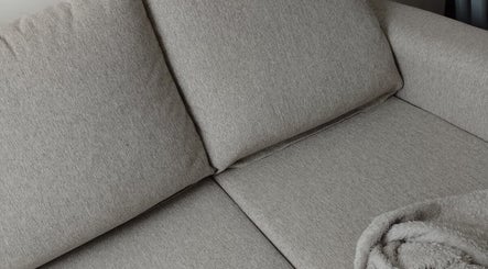 Espacioso sofá gris en Nela clinics, Castelar, Provincia De Buenos Aires, AR, ideal para relajarse.