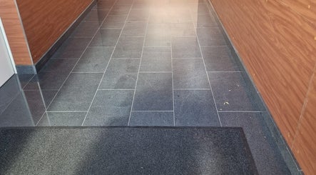 Ingresso elegante di Eleonora Nails ad Almè, Lombardia, IT con pavimento in piastrelle scure.