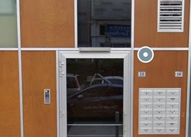 Ingresso principale di Eleonora Nails ad Almè, Lombardia, IT con pannelli di legno e vetro.