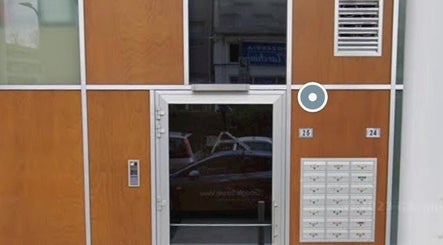 Ingresso principale di Eleonora Nails ad Almè, Lombardia, IT con pannelli di legno e vetro.