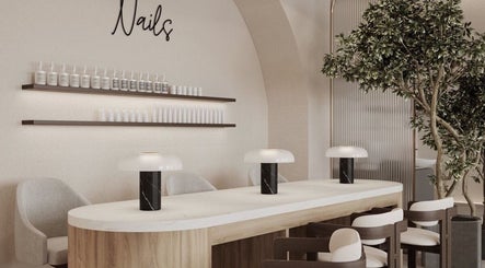 Intérieur moderne de Nail Crest à Clichy, Île-de-France, FR avec comptoir design et étagères.