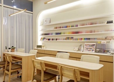 Espace lumineux de Nail Crest à Clichy, Île-de-France, FR avec étagères de vernis organisées.