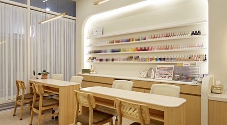 Espace lumineux de Nail Crest à Clichy, Île-de-France, FR avec étagères de vernis organisées.