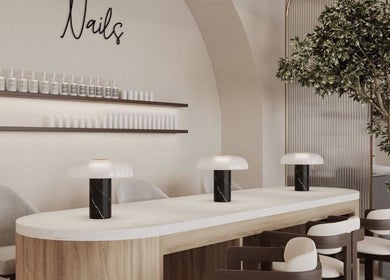 Intérieur élégant de Nail Crest, Clichy, Île-de-France, FR, avec table de manucure et décor minimaliste.