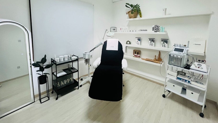 Καλαίσθητο δωμάτιο θεραπείας στο OG aesthetics, Στρόβολος, Λευκωσία, CY με μοντέρνα διακόσμηση.