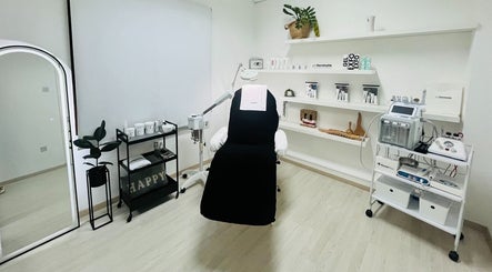 Καλαίσθητο δωμάτιο θεραπείας στο OG aesthetics, Στρόβολος, Λευκωσία, CY με μοντέρνα διακόσμηση.