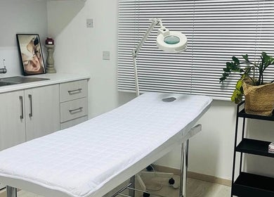 Ιατρικό δωμάτιο στο OG aesthetics, Στρόβολος, Λευκωσία, CY με κρεβάτι θεραπείας και καθαρό ντεκόρ.