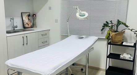 Ιατρικό δωμάτιο στο OG aesthetics, Στρόβολος, Λευκωσία, CY με κρεβάτι θεραπείας και καθαρό ντεκόρ.