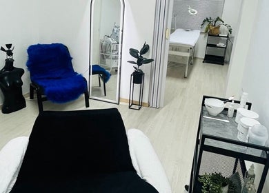 Χώρος αισθητικής στο OG aesthetics, Στρόβολος, Λευκωσία, CY με καθρέφτη και καλλυντικά.