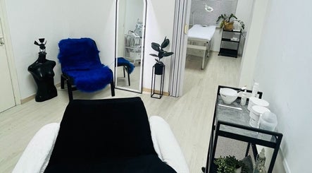 Χώρος αισθητικής στο OG aesthetics, Στρόβολος, Λευκωσία, CY με καθρέφτη και καλλυντικά.