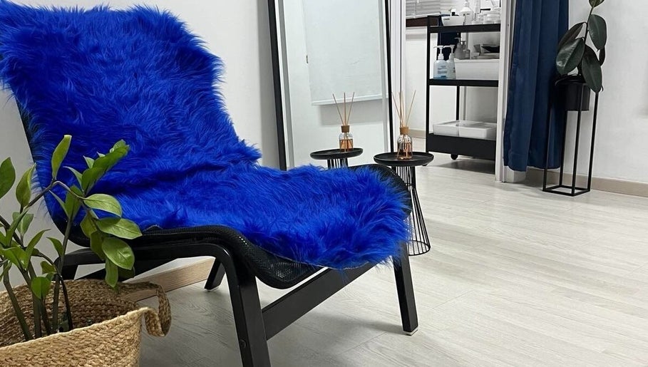 Χαλάρωση στο OG aesthetics, Στρόβολος, Λευκωσία, CY με μπλε χνουδωτή καρέκλα και μοντέρνα διακόσμηση.