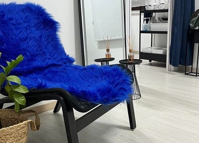 Χαλάρωση στο OG aesthetics, Στρόβολος, Λευκωσία, CY με μπλε χνουδωτή καρέκλα και μοντέρνα διακόσμηση.