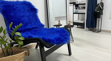 Χαλάρωση στο OG aesthetics, Στρόβολος, Λευκωσία, CY με μπλε χνουδωτή καρέκλα και μοντέρνα διακόσμηση.