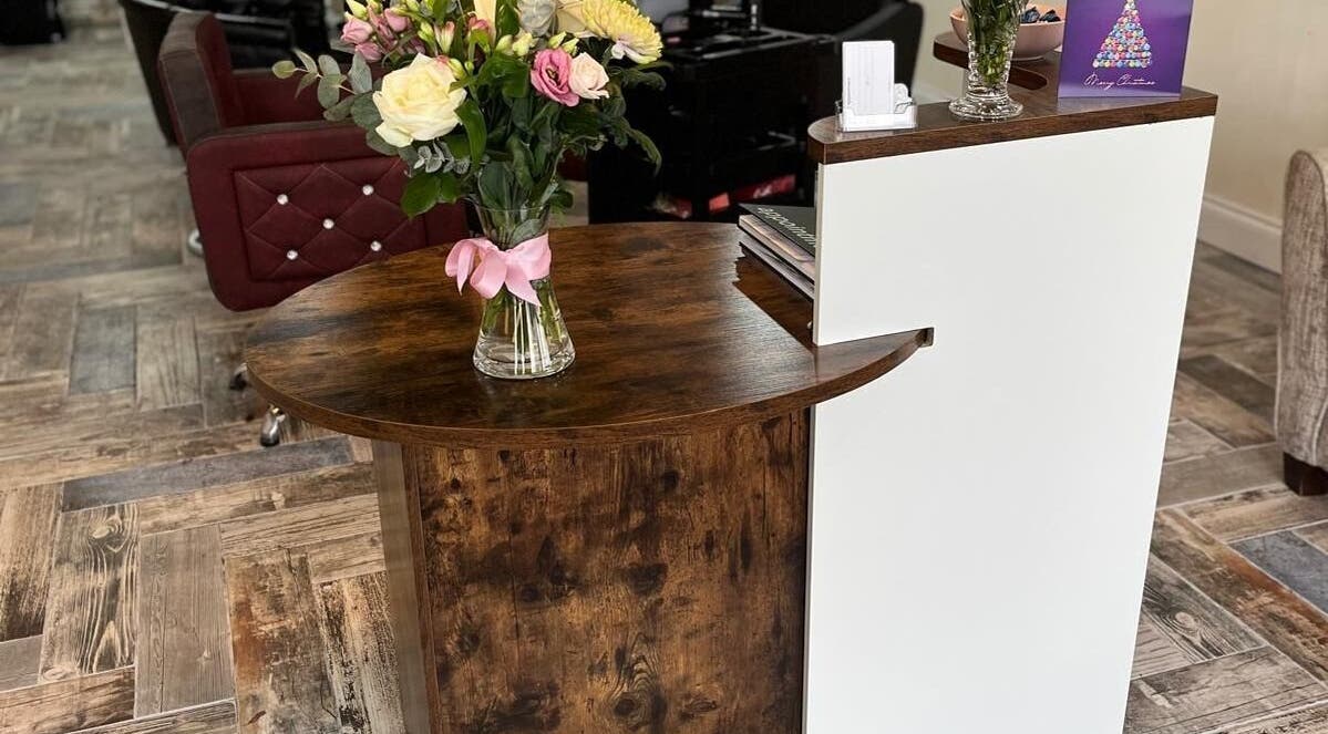 Love Hair by Heather reception desk in Kirkintilloch, Scotland, GB with elegant floral arrangement.