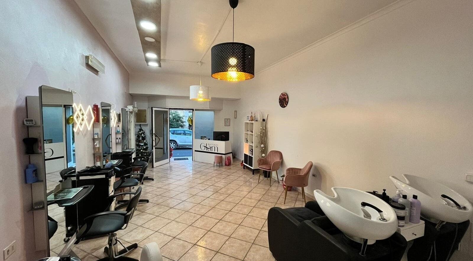 Elegante interno di Glam Beauty Salon di Maiellaro Rebecca a Santa Marinella, Lazio, IT con arredamento moderno.