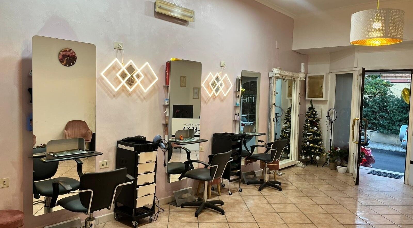 Interno chic di Glam Beauty Salon di Maiellaro Rebecca a Santa Marinella, Lazio, IT con specchi e decorazioni.