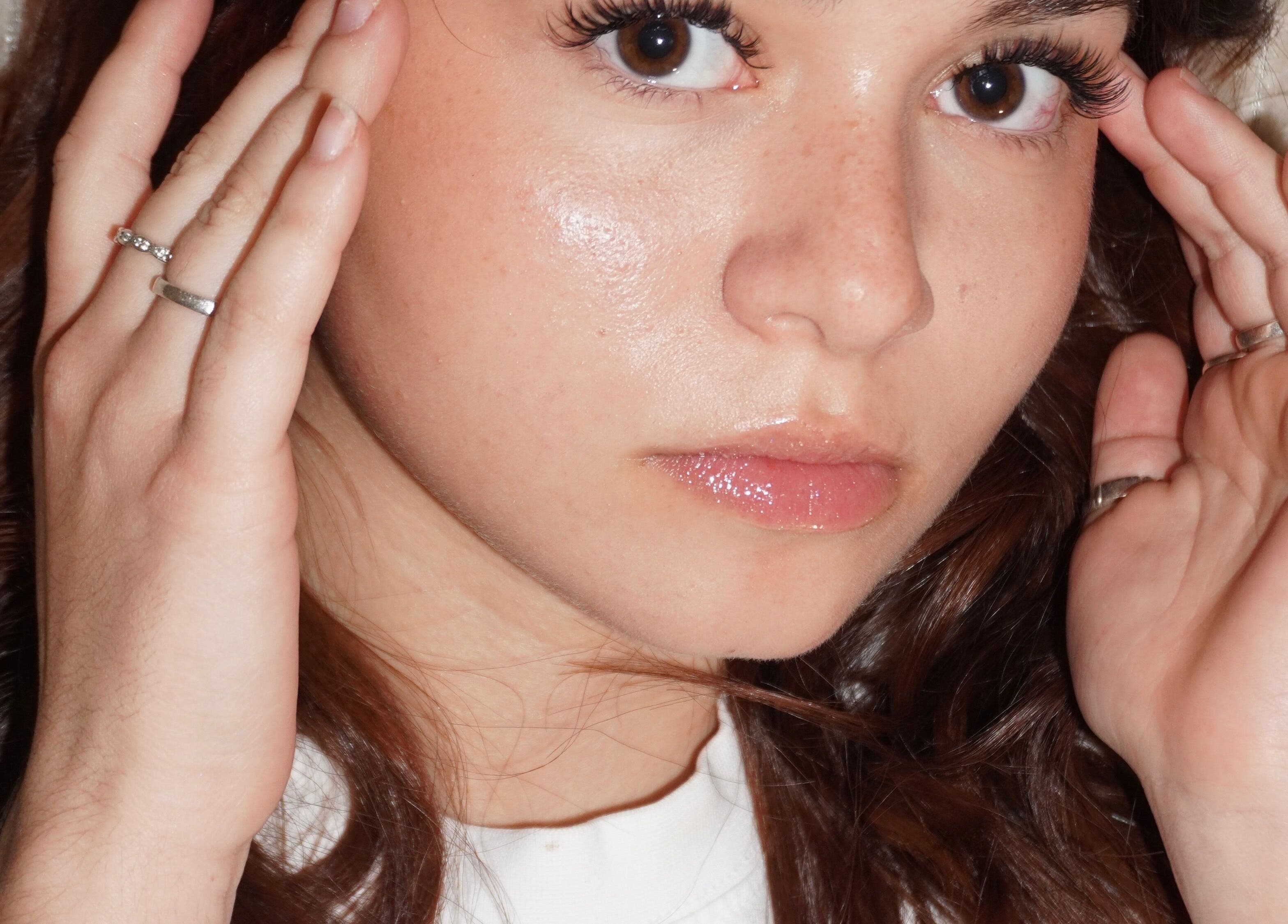 Close-up of a woman with glowing skin and styled lashes, featured at Pink Lashes, Saint-basile-le-grand, Québec, CA.