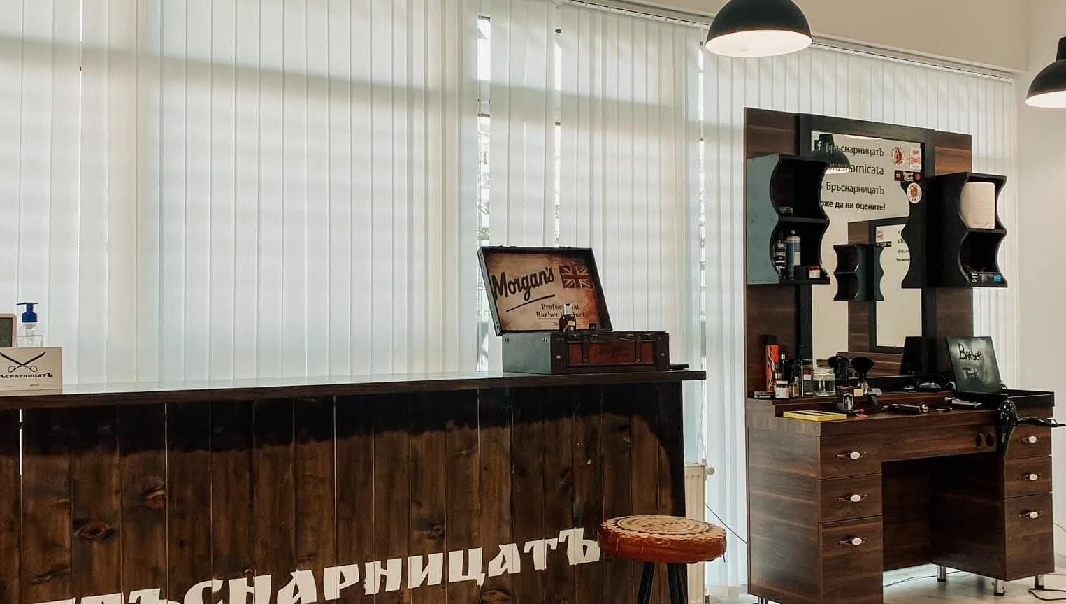 Интериор на БръснарницатЪ Младост 4 в София, Област София, BG с ретро декор.