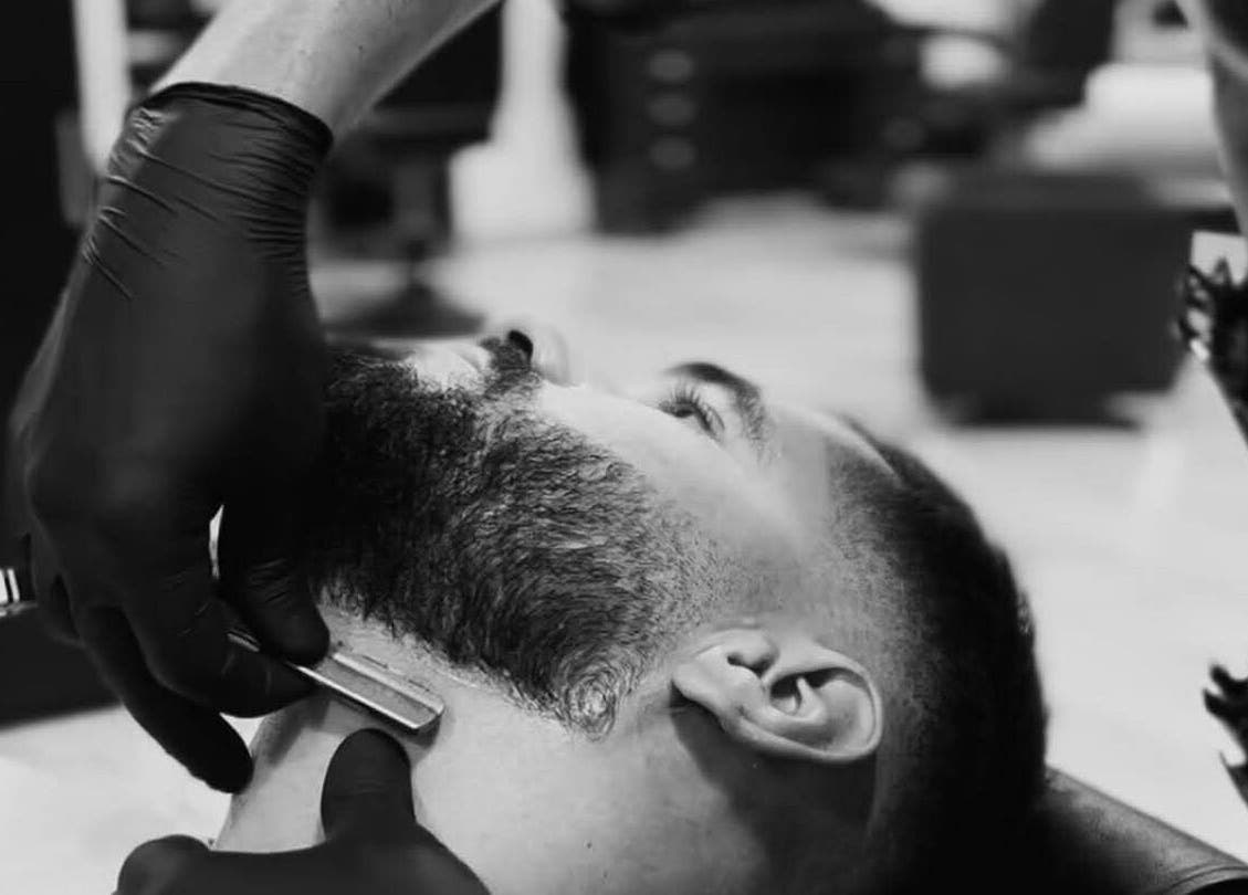 Мъж получава класическо бръснене в БръснарницатЪ Младост 4, София, Област София, BG.