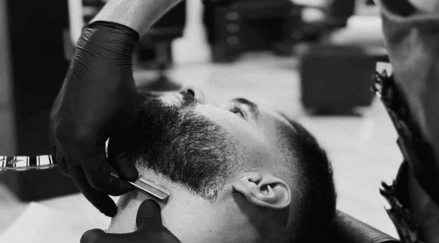 Мъж получава класическо бръснене в БръснарницатЪ Младост 4, София, Област София, BG.