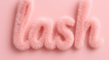 Texte en fourrure rose 'lash' à LASHESBYCHAY, Bruxelles, Bruxelles, BE.