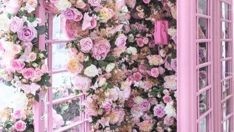 Cabine téléphonique rose ornée de fleurs chez LASHESBYCHAY, Bruxelles, Bruxelles, BE.