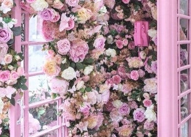 Cabine téléphonique rose ornée de fleurs chez LASHESBYCHAY, Bruxelles, Bruxelles, BE.