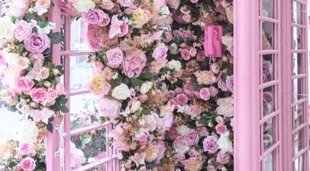 Cabine téléphonique rose ornée de fleurs chez LASHESBYCHAY, Bruxelles, Bruxelles, BE.