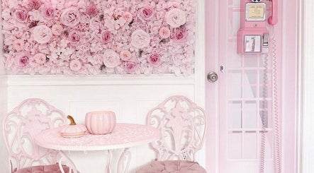 Coin cosy avec fleurs roses chez LASHESBYCHAY, Bruxelles, Bruxelles, BE, parfait pour la détente et le style.