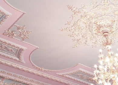 Plafond orné avec lustre chez LASHESBYCHAY, Bruxelles, Bruxelles, BE.