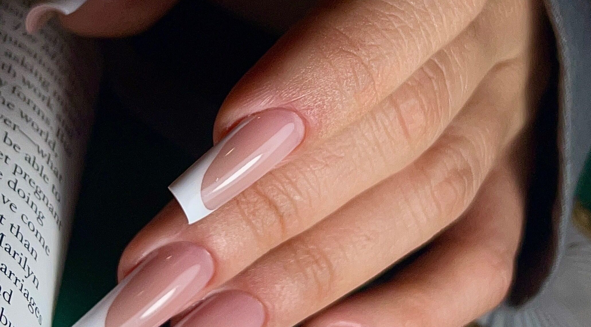 Французский маникюр в Tata Nails, Лос-Анджелес, Калифорния, США, с естественным розовым оттенком.