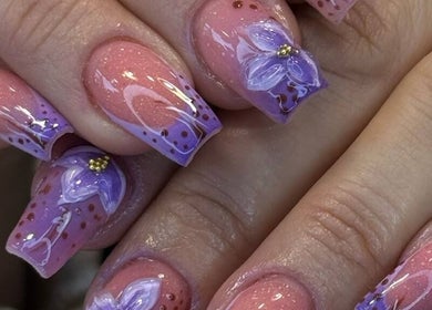 Arte de uñas lavanda con flores. Salón de Manicura y Estetica - Anna be Uñas y Pestañas, Vitoria-Gasteiz, Euskadi, ES.