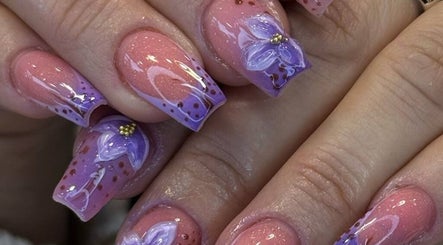 Arte de uñas lavanda con flores. Salón de Manicura y Estetica - Anna be Uñas y Pestañas, Vitoria-Gasteiz, Euskadi, ES.