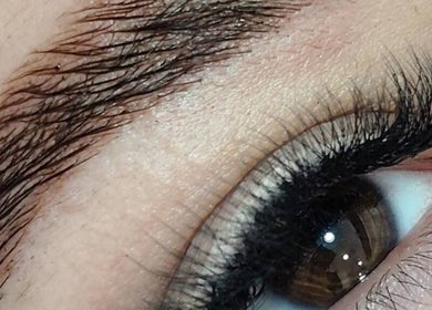 Diseño de cejas y pestañas en Salón de Manicura y Estetica - Anna be Uñas y Pestañas, Vitoria-gasteiz, Euskadi, ES.