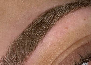 Cejas bien definidas en Salón de Manicura y Estetica - Anna be Uñas y Pestañas, Vitoria-gasteiz, Euskadi, ES.