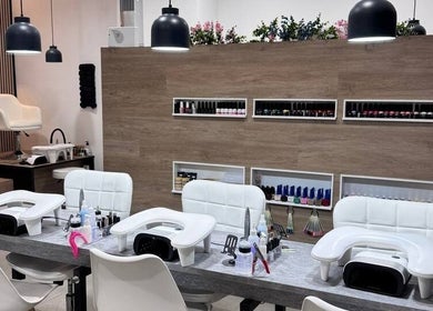 Interior moderno de Salón de Manicura y Estetica - Anna be Uñas y Pestañas en Vitoria-gasteiz, Euskadi, ES.