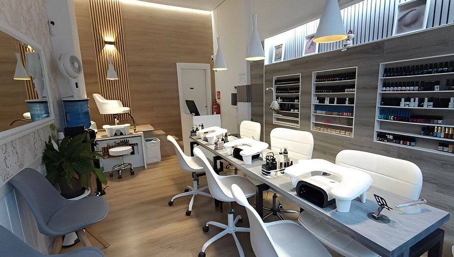 Interior moderno de Salón de Manicura y Estetica - Anna be Uñas y Pestañas en Vitoria-gasteiz, Euskadi, ES.