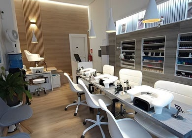 Interior moderno de Salón de Manicura y Estetica - Anna be Uñas y Pestañas en Vitoria-gasteiz, Euskadi, ES.