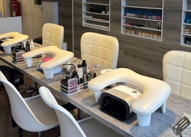 Mesa de manicura en Salón de Manicura y Estetica - Anna be Uñas y Pestañas en Vitoria-gasteiz, Euskadi, ES.