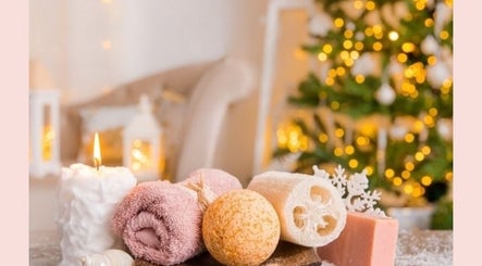 Cozy spa setup at Somar Wellness Spa in Grapevine, Texas, US with towels, candle, and Christmas decor.