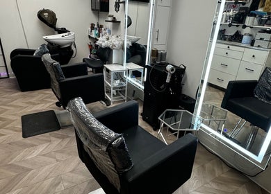 Stylish salon interior at Extensioneslyas in Chula Vista, California, US featuring modern chairs and bright mirrors.