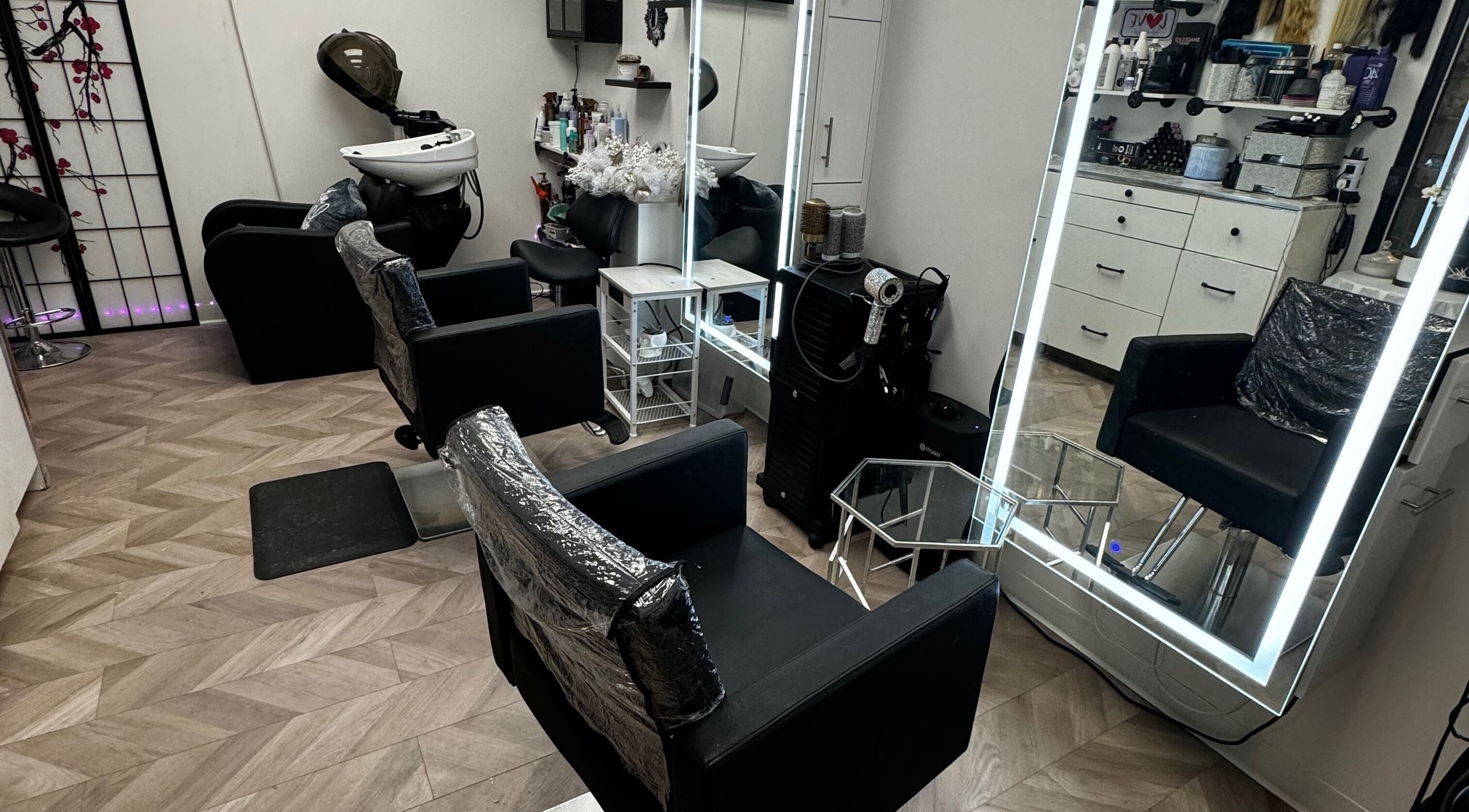 Stylish salon interior at Extensioneslyas in Chula Vista, California, US featuring modern chairs and bright mirrors.