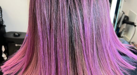 Stunning violet hair extensions at Extensioneslyas in Chula Vista, California, US, showcasing vibrant color and texture.